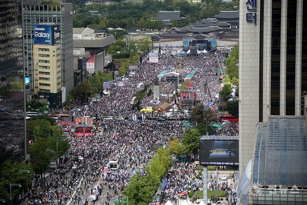 3일 오후 서울 종로구 광화문 일대에서 문재인 정권 규탄과 조국 법무부장관 파면을 요구하는 대규모 규탄대회가 열렸다