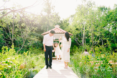 서울숲 설렘정원을 배경으로 찍은 가족사진
