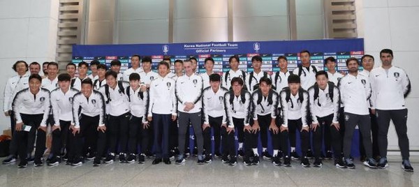 파울루 벤투 감독과 한국축구대표팀 선수들이 오는 15일 평양에서 열리는 북한과의 2022 카타르 월드컵 아시아 2차 예선 H조 3차전 원정 경기에 출전하기 위해 13일 오후 인천국제공항을 통해 출국하기 전 기념촬영을 하고 있다 ⓒ뉴시스