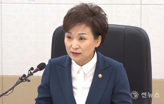 김현미 국토교통부 장관이 6일 오전 정부세종청사에서 열린 주거정책심의위원회에서 모두발언을 하고 있다