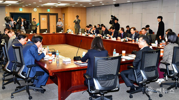 자유한국당 초선 의원들이 7일 오전 서울 여의도 국회 의원회관에서 회의를 하고 있다