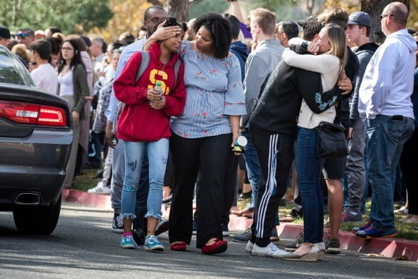 미국 캘리포니아주 로스앤젤레스(LA) 인근 고등학교에서 14일(현지시간) 총격 사건이 일어났다. 이 사고로 학생 2명이 숨지고 3명이 다쳤다 ⓒAP
