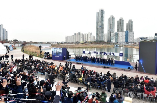 인천시는 21일 청라호수공원에서 '청라시티타워 기공식'을 개최했다