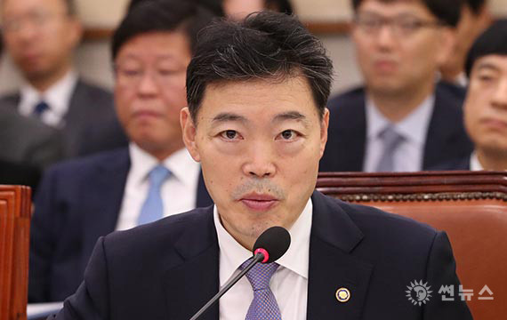 자유한국당에 의해 '직권남용권리행사방해 등의 혐의'로 고발당한 김오수 법무부차관 (국정감사장에서의 모습)