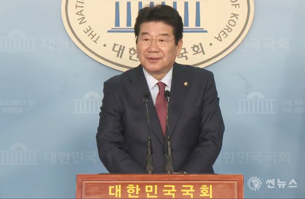 한국당 강석호 의원이 3일 오전 국회 정론관에서 원내대표 출마를 선언하고 있다
