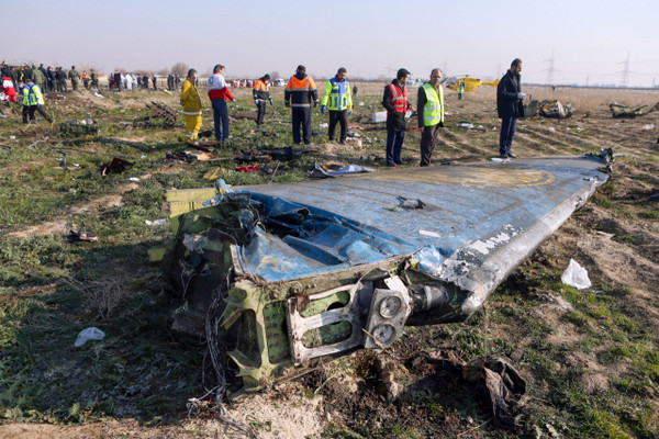 8일(현지시간) 최소 170명의 승객을 태우고 이란 수도 테헤란을 이륙한 직후 추락한 우크라이나 여객기의 잔해가 테헤란 외곽에 흩어져 있다 ⓒAFP