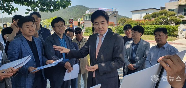 이용호 국회의원이 13일 전북지역 국도·국지도 일괄 예비타당성 현장조사에 참석하고 있다