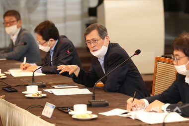 3일 대전 인터시티 호텔에서 ‘상생·소통을 위한 원자력 유관기관 대표 간담회’에서 발언하고 있는 정재훈 한수원 사장