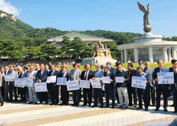 지난 7월 28일 시국선언을 위해 청와대 앞에 모인 서명 교수들