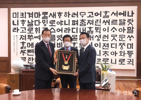 홍문표 의원이(왼쪽) 박병석 의장에게(가운데) 위촉패를 전달하고 있다