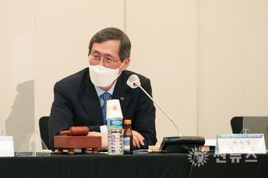 원전해체연구소가 22일 부산 기장군 힐튼호텔에서 개최한 창립 이사회에서 정재훈 초대 이사장이 인사말을 하고 있다