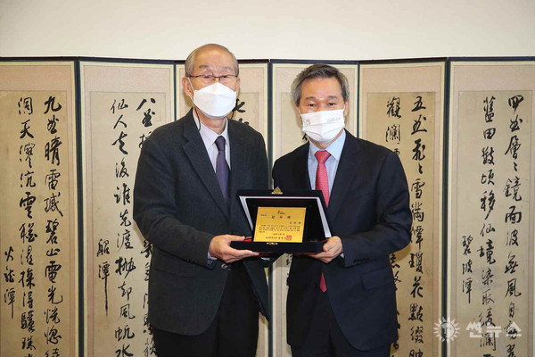 채홍호 대구시 행정부시장(오른쪽)이 기증자 김종해 씨에게 감사패를 전달하고 있다