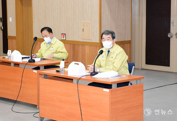 시민행복 토론회에서의 김충섭 김천시장(오른쪽)