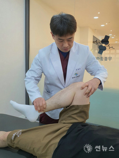 무릎 검진을 하고 있는 김장은 달리마정형외과 원장