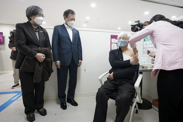문재인 대통령이 정은경 질병관리청장과 함께 26일 서울 마포구보건소에서 백신 접종 모습을 지켜보고 있다 ⓒ청와대