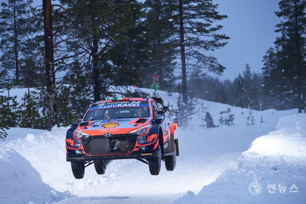 2021 월드랠리챔피언십 2차 대회 핀란드 북극 랠리에서 현대자동차 i20 Coupe WRC 랠리카가 주행하고 있다