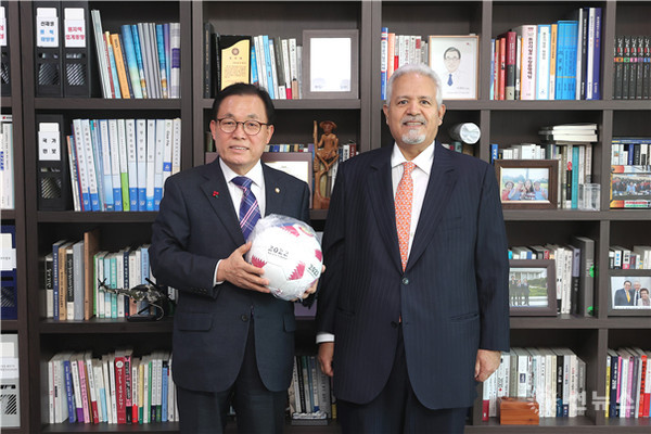 하이키 주한카타르대사가 2022년 카타르 월드컵 기념구를 선물했다