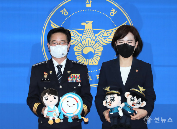 전현희 국민권익위원장(오른쪽)과 김창룡 경찰청장