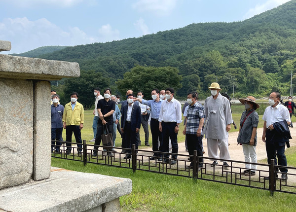성일종 의원이 김현모 문화재청장 및 관계자들과 함께 서산 보원사지를 둘러보고 있다