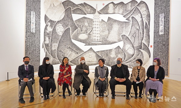 15일 경주엑스포대공원 솔거미술관에서 열린 한국화 브랜딩 컨퍼런스에서 진진영 뉴욕주립대 찰스왕 센터 관장이 미국 내에서의 아시아 문화에 대한 설명을 하고 있다