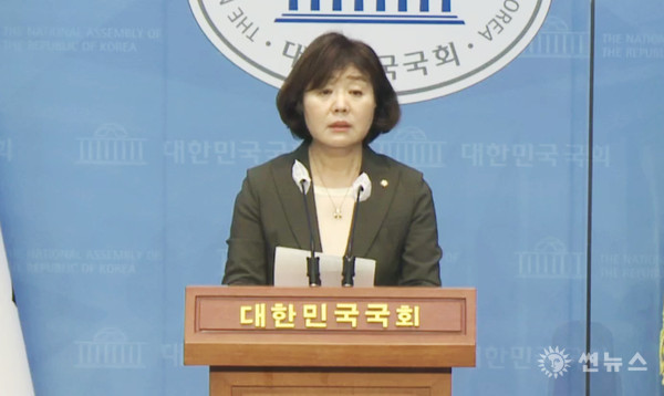 국민의힘 양금희 원내대변인이 13일 국회 소통관에서 성 비위 사건으로 제명된 박완주 의원에 대해 사퇴를 요구하고 있다