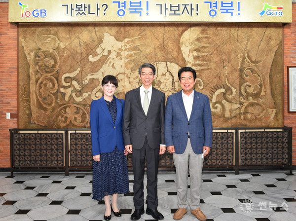 공사 김성조 사장(오른쪽), 린천푸 처장(가운데), 왕이메이 여사(왼쪽)가 기념촬영을 하고 있다