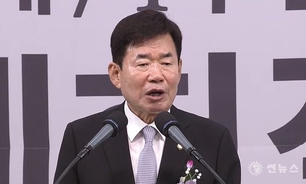 김진표 국회의장이 17일 오전 국회에서 열린 제74주년 제헌절 행사에서 경축사를 하고 있다