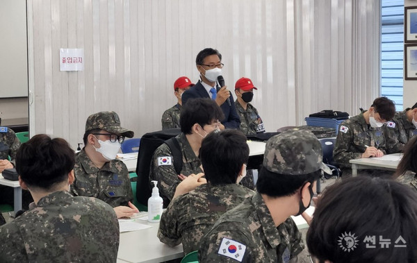 김주영 대구경북병무청장이 예비군들을 격려하고 있다
