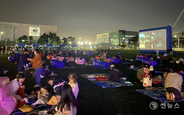 지난 7일 저녁 인천공항 제1물류단지 체육공원에서 열린 ‘인천공항 자유무역지역 가족 초청 가을밤 영화제’에서 물류기업 종사자와 가족들이 영화 ‘한산’을 관람하고 있다
