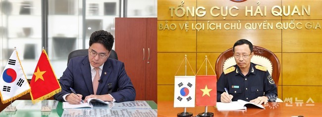 윤태식 관세청장(왼쪽)과 NGUYEN VAN CAN(응유엔 반 깐) 베트남 관세총국 총국장은 한국과의 원산지증명서 전자 교환 시스템 구축 운영을 위한 양해각서에 서명하고 있다