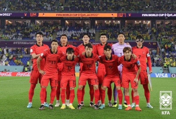 대한민국 축구 대표팀이 6일 새벽(한국시간) 2022카타르월드컵 브라질과의 16강전에 앞서 기념촬영을 하고 있다 ⓒ대한축구협회