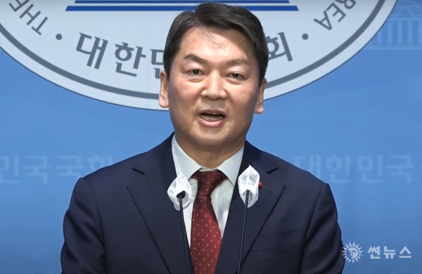 국민의힘 안철수 의원이 9일 오전 서울 여의도 국회소통관에서 다가오는 당 대표 선거 출마 선언을 하고 있다