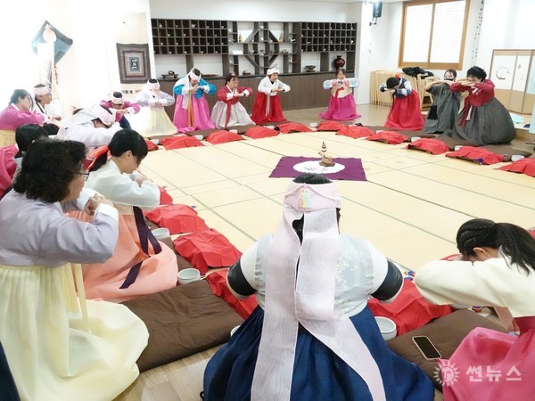 대만 제 2도시 가오슝 팸 투어단들이 지난 20일 수성구 ‘모명재 한국전통문화체험관’을 방문해 다례 체험을 하고 있다