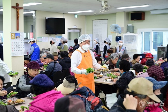 김충섭 김천시장이 무료급식소 현장급식에 배식 봉사를 하고 있다