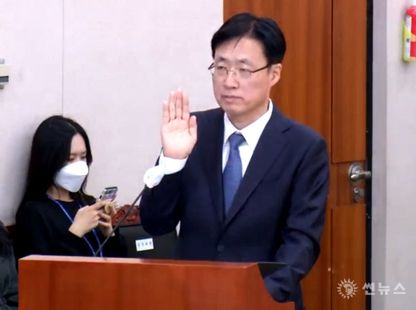 28일 개최된 국회 법제사법위원회의 김형두 헌법재판소 재판관 후보자 인사청문회에서 기 ㅁ후보자가 선서를 하고 있다