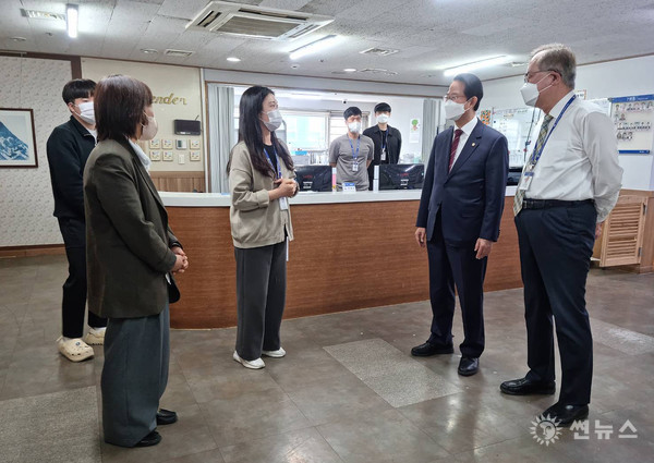 류성걸 국회의원이 대동병원을 방문하여 직원으로 부터 병원에 대한 브리핑을 듣고 있다