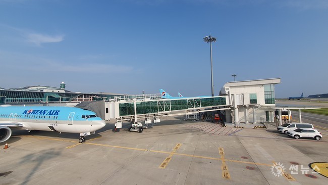 인천국제공항공사는 1일부터 국내 공항 중 최초로 원격탑승시설을 정식 운영한다고 밝혔다. 사진은 인천공항 제2여객터미널 계류장에서 운영 중인 원격탑승시설의 모습.