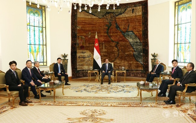 김진표 의장이 알시시 이집트 대통령과 면담하고 있다.   오영환 의원(왼쪽부터), 주호영 의원, 김용현 주이집트대사, 김진표 의장, 알시시 대통령, 기발리 하원의장, 이명수 의원.