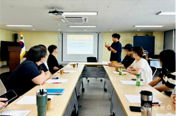 인천시 고립청년 지원방안 연구’에 참여한 청년자문단이 지난 6월 모임에 참석해 의견을 나누고 있다