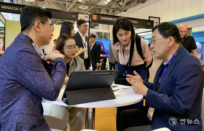 주낙영 시장이 25일 싱가포르에서 열린 ITB Asia 2023 박람회에 참가해 해외 바이어를 대상으로 홍보 마케팅을 펼치고 있다