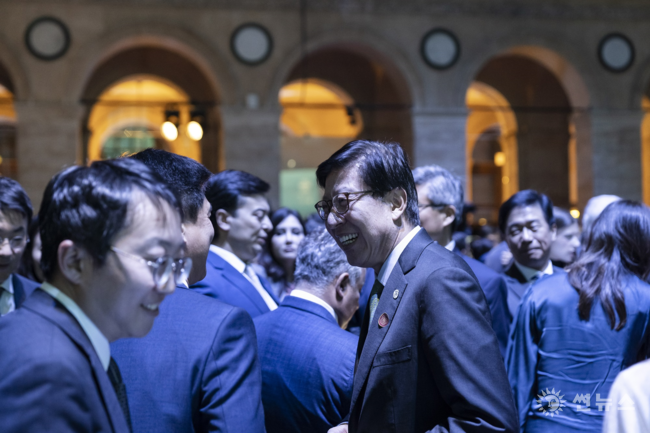 박형준 시장이 외국인 참석자들에게 적극적으로 홍보하고 있다