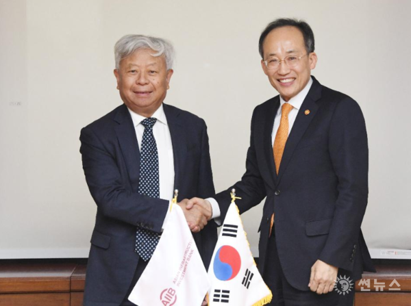 추경호 부총리 겸 기획재정부 장관(오른쪽)이 서울 영등포구 한국수출입은행에서 진리췬 아시아인프라투자은행(AIIB) 총재와 면담에 앞서 악수하며 기념사진을 찍고 있다