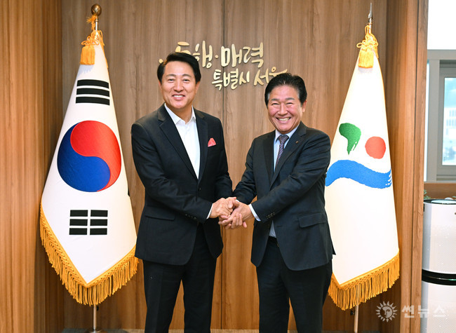 박종범 (사)세계한인무역협회 신임 회장과 악수 나누는 오세훈 서울시장 (왼쪽)
