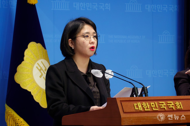 16일 오후 1시 20분, 국회 소통관에서 기자회견을 하는 용혜인 국회의원