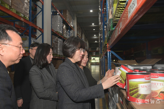 김유미 식품의약품안전처 차장이 CJ프레시웨이(주)의 물류센터(경기도 이천시 소재)를 방문해 ‘전자심사24*(SAFE-i24)’로 수입된 식품의 유통 현황을 살펴보고 있다