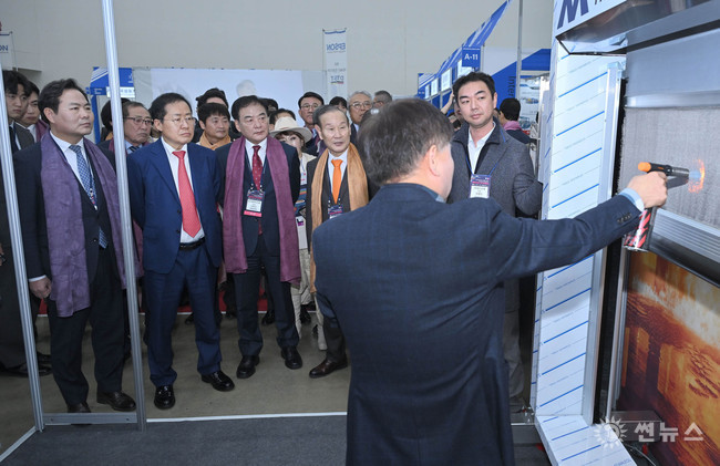 김학홍 경북 행정부지사(왼쪽)와 홍준표 대구시장(두번째)이 2024대구국제섬유박람회장을 둘러보고 있다