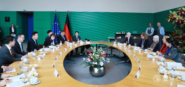 독일을 공식 방문하고 있는 김진표 국회의장이 22일(현지시간) 베어벨 바스 독일 하원의장 주최 환영오찬에서 바스 하원의장과 환담을 나누고 있다
