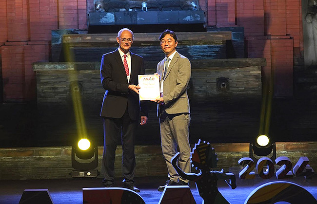 아시아태평양 안과학회(Asia-Pacific Academy of Ophthalmology: APAO)에서 ‘최우수 논문상(Best Scientific Paper Award)을 받은 사공민 교수(오른쪽)
