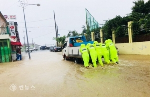6일 속초시 일대에 쏟아진 갑작스런 폭우로 인해 시내 곳곳이 침수돼 상인 및 주민들이 불편을 겪고 있다.
