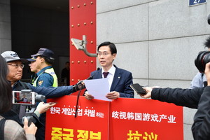 중국대사관 앞에서 1인 시위하고 있는 조경태 자유한국당 최고위원(부산시 사하을)